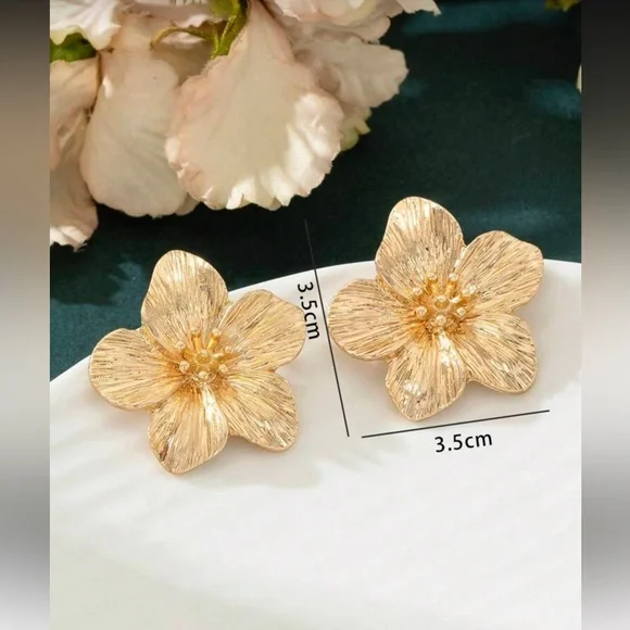 Flower Shaped Earrings - Picture 5 of 5